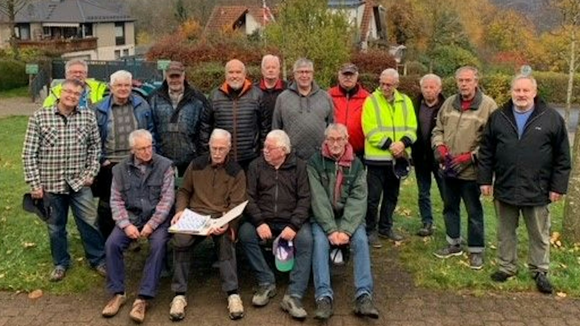 Gruppenbild mit den Friedhofgärtnern Müllenbach