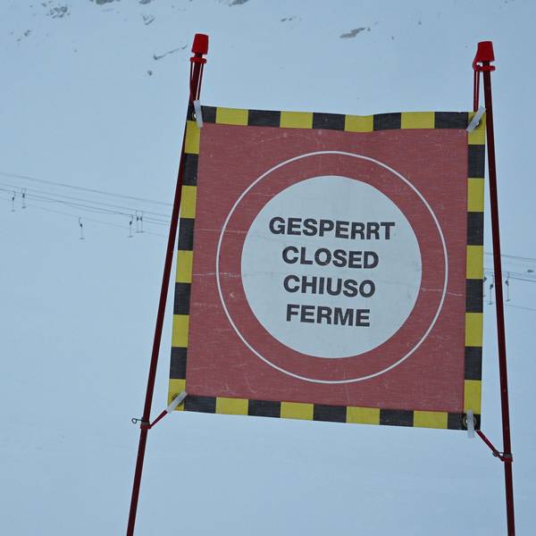 Ein „Gesperrt-Schild“ steht auf dem Zugspitzplatt, beim Skisaisonstart an der Zugspitze, an einer Skipiste.