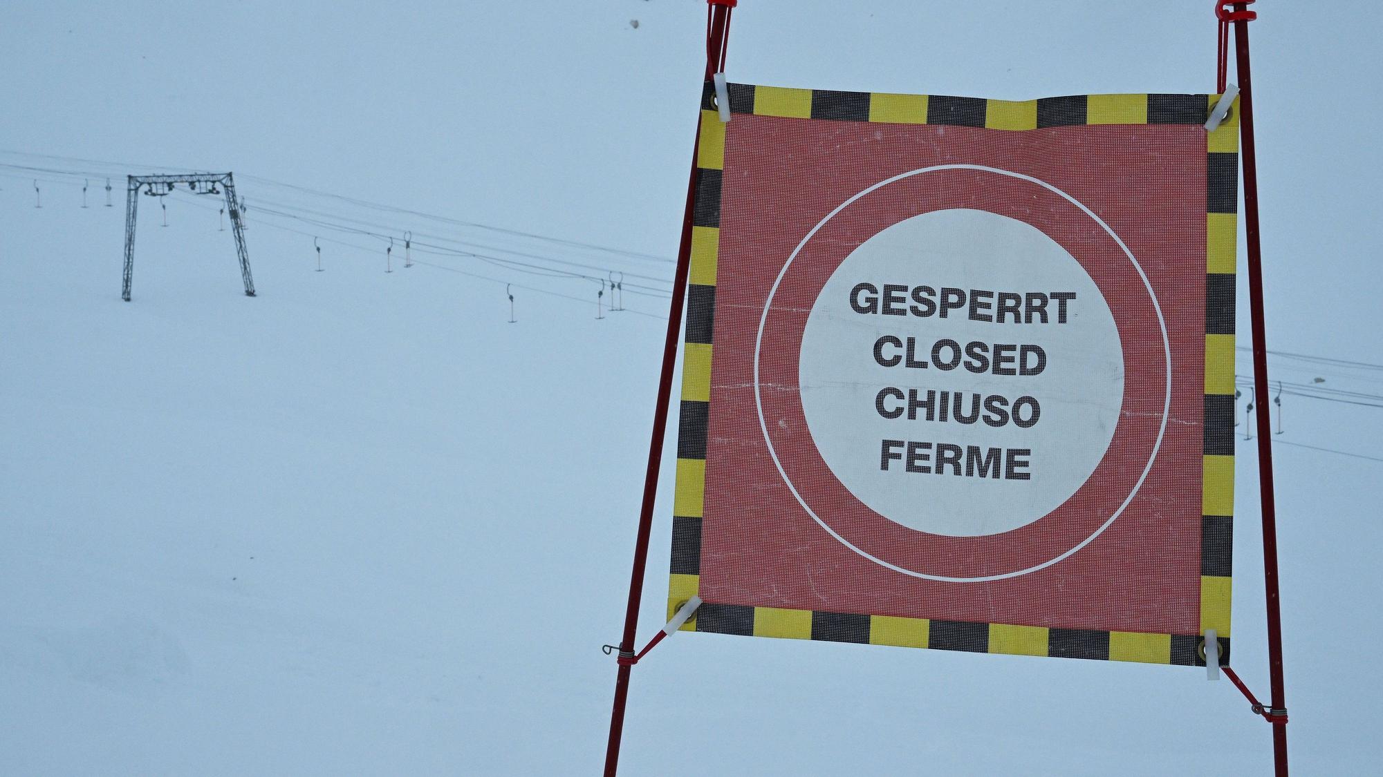 Ein „Gesperrt-Schild“ steht auf dem Zugspitzplatt, beim Skisaisonstart an der Zugspitze, an einer Skipiste.