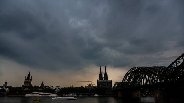 Gewitterwolken ziehen über dem Dom auf.