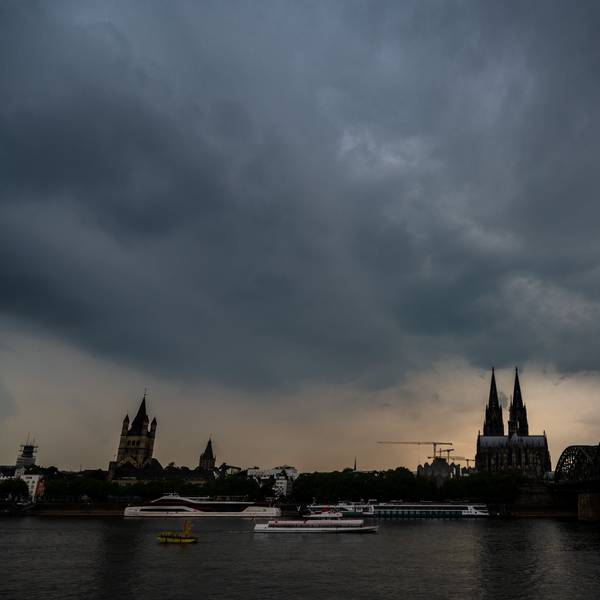 Gewitterwolken ziehen über dem Dom auf.