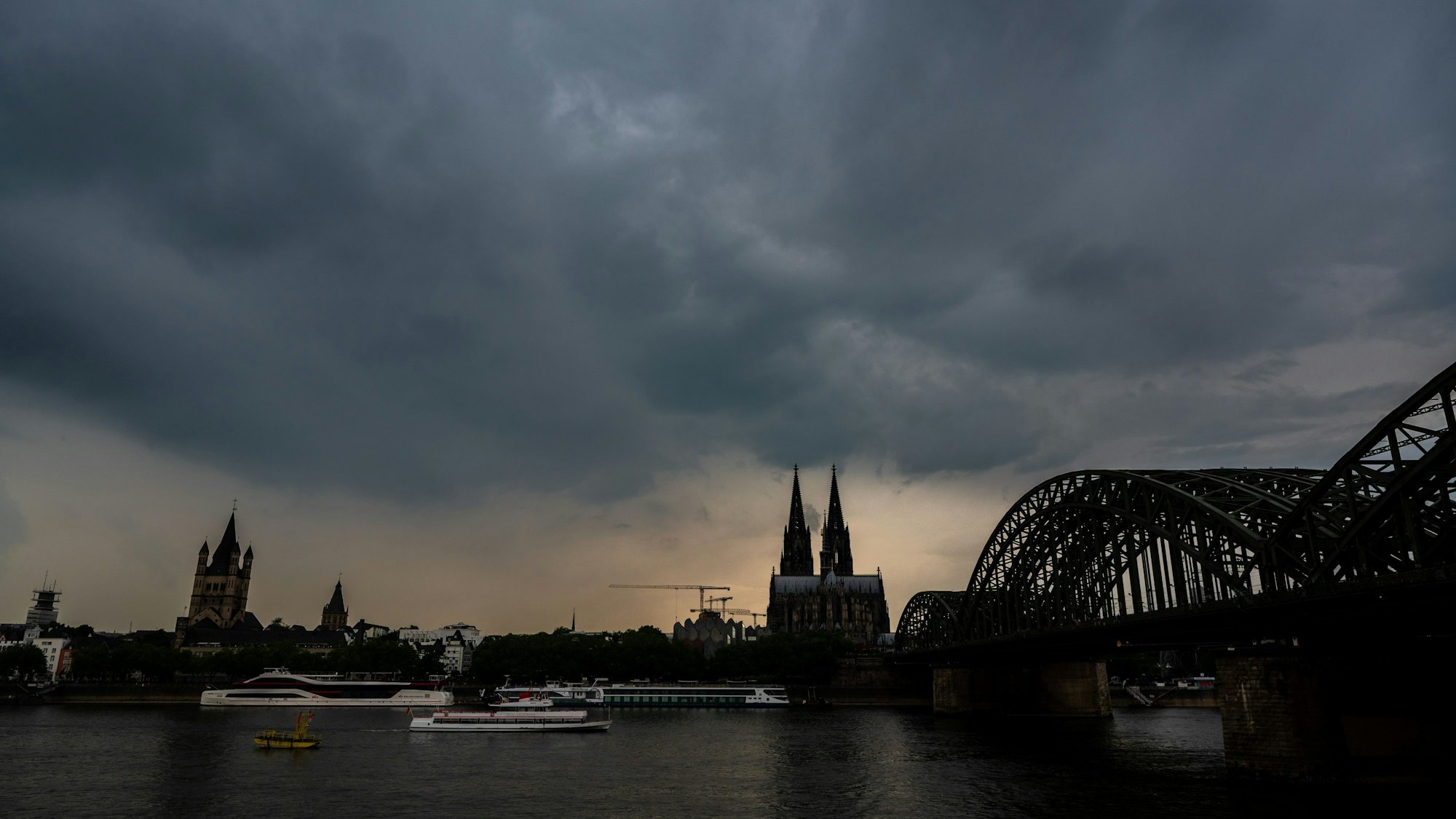 Dunkle Gewitterwolken ziehen über dem Dom auf. (Symbolbild)