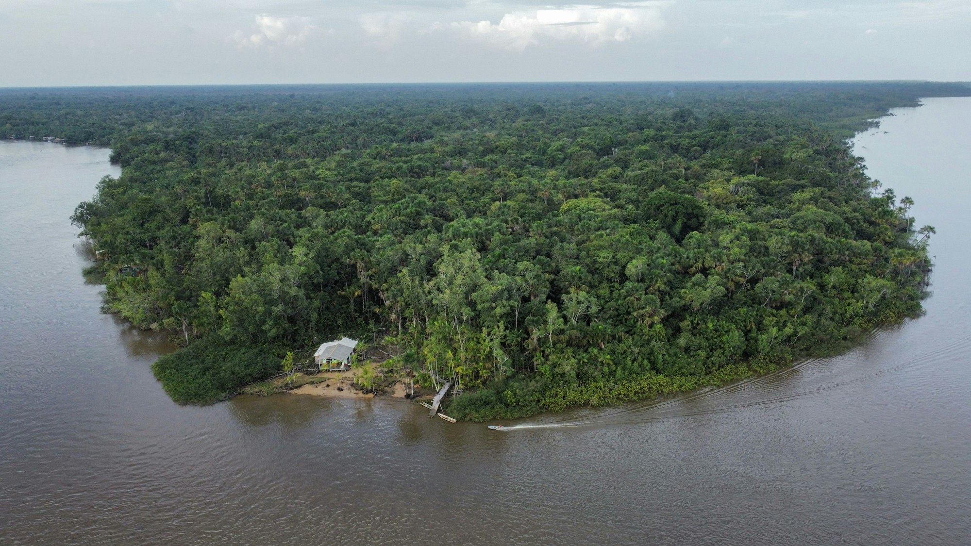 Blick auf Häuser am Ufer des Flusses Limoeiro, im Nord-Amazonas. (Symbolbild)
