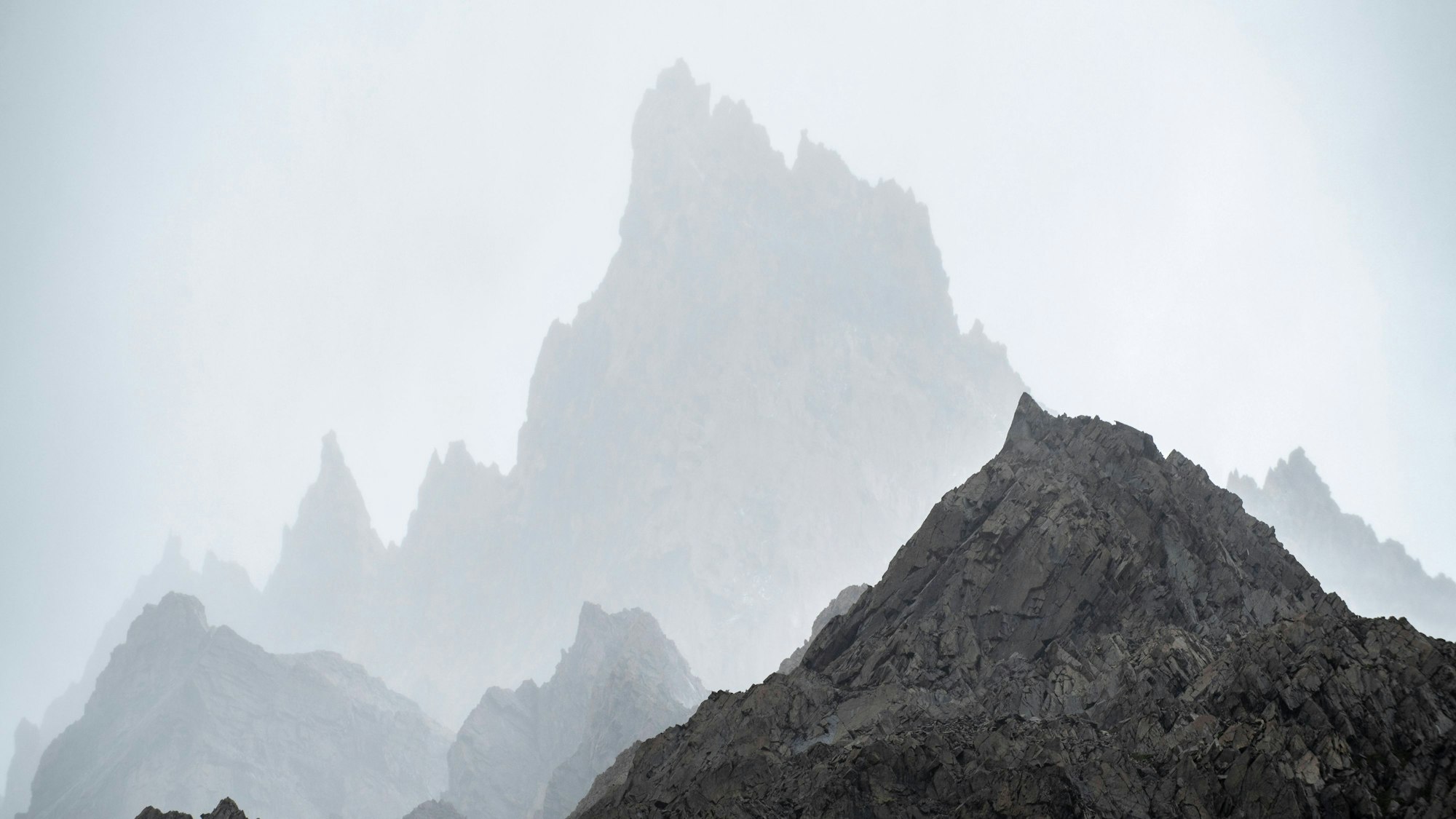 Der Cerro Fitzroy liegt im Grenzgebiet zwischen Chile und Argentinien und in unmittelbarer Nähe zum Cerro Torre. (Symbolbild)