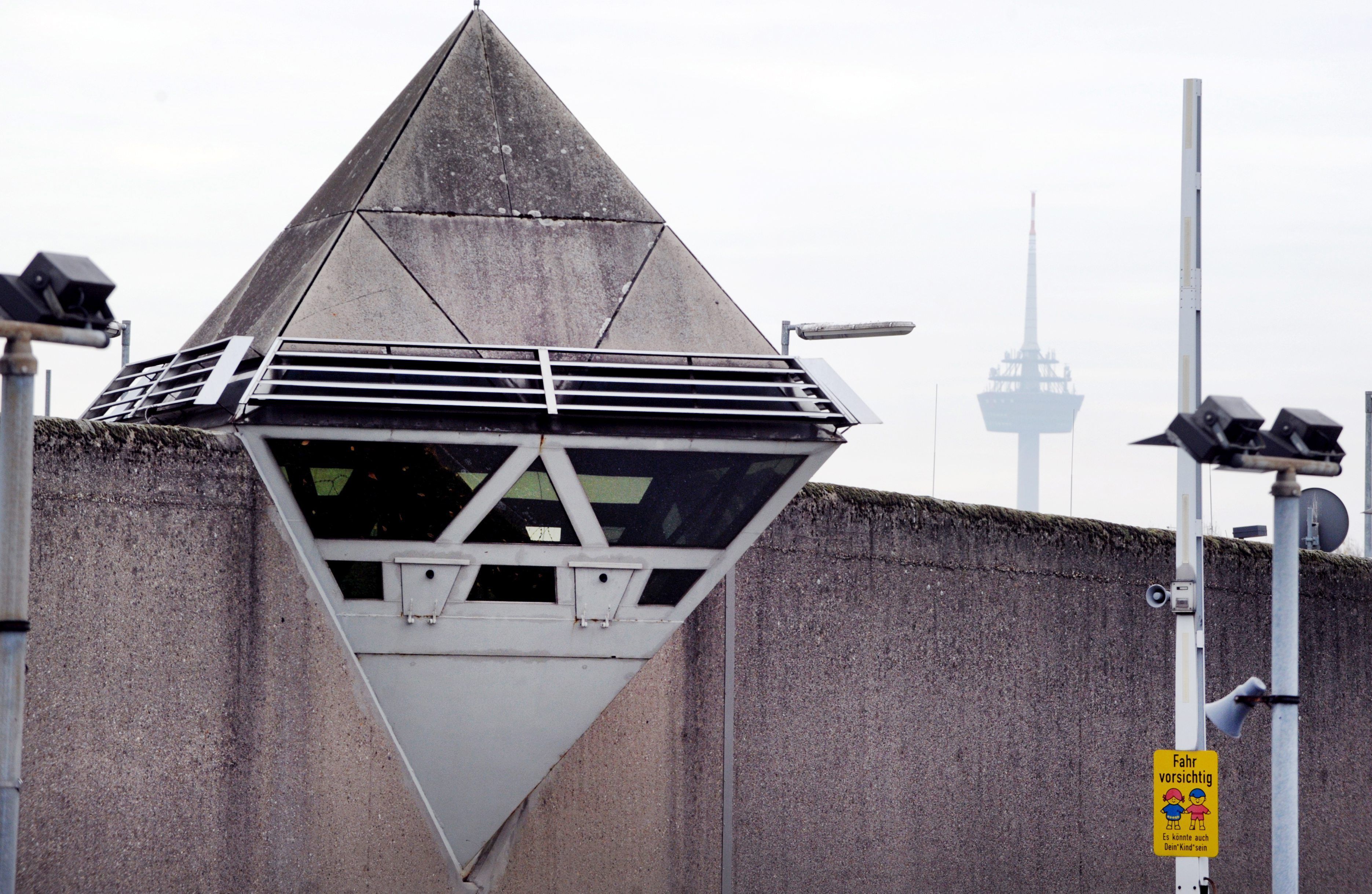 Wachtürme und Sicherheitskameras sind auf der Mauer der Justizvollzugsanstalt Ossendorf zu sehen.