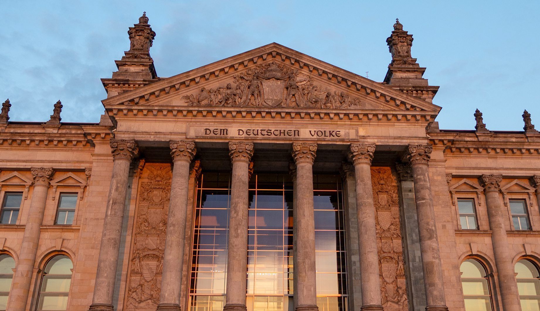 Das Reichstagsgebäude, der Sitz des Bundestags, steht in der Abendsonne