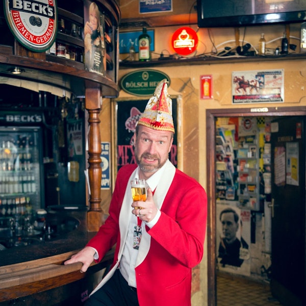 Der „Sitzungspräsident“ Volker Weininger mit einem Bierglas in der Hand.