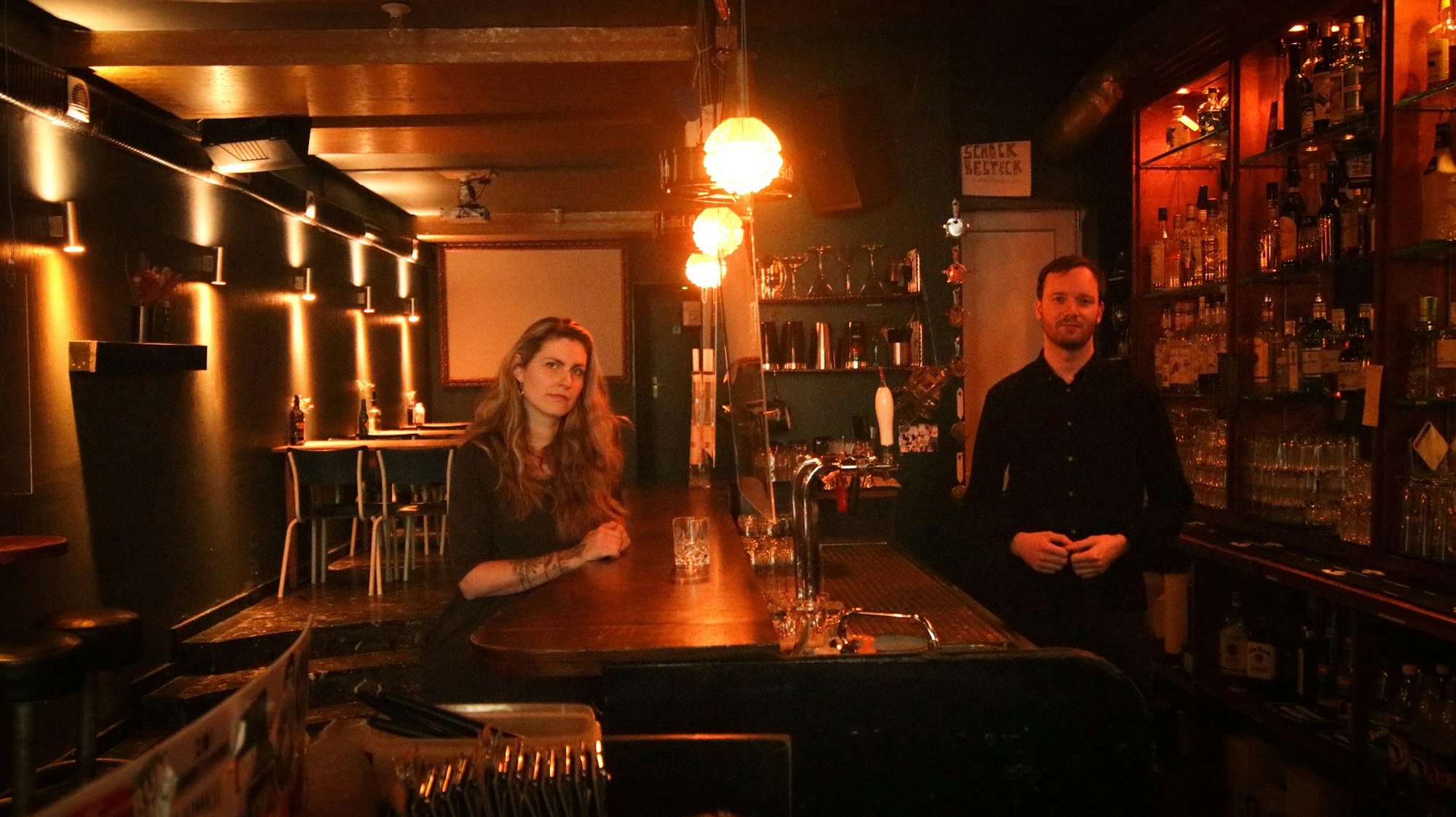 Die Betreiber von der zwoeins Bar Marie-Katrin Kluge und Lukas Winkelmann. (Archivbild)