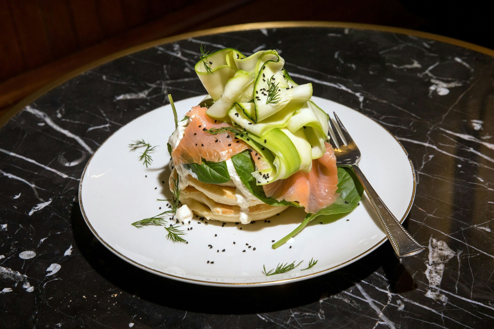 Pancakes mit Lachs, Babyspinat und Schafskäse