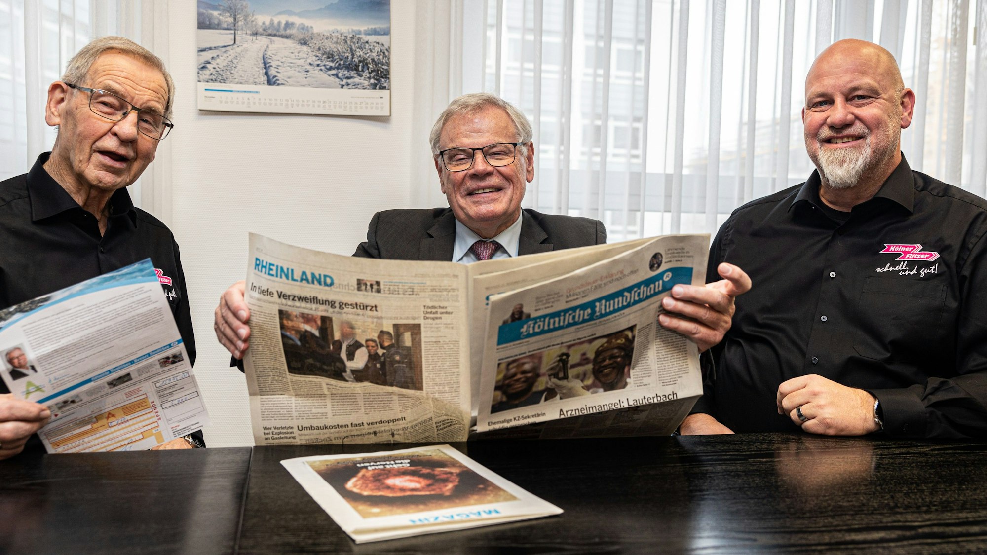 Im Gespräch mit Helmut Heinen, Vorsitzender der Altenhilfe (M.): Horst Sterck, Senior-Chef von Kölner Flitzer (l.), und Geschäftsführer Tom Sterck.