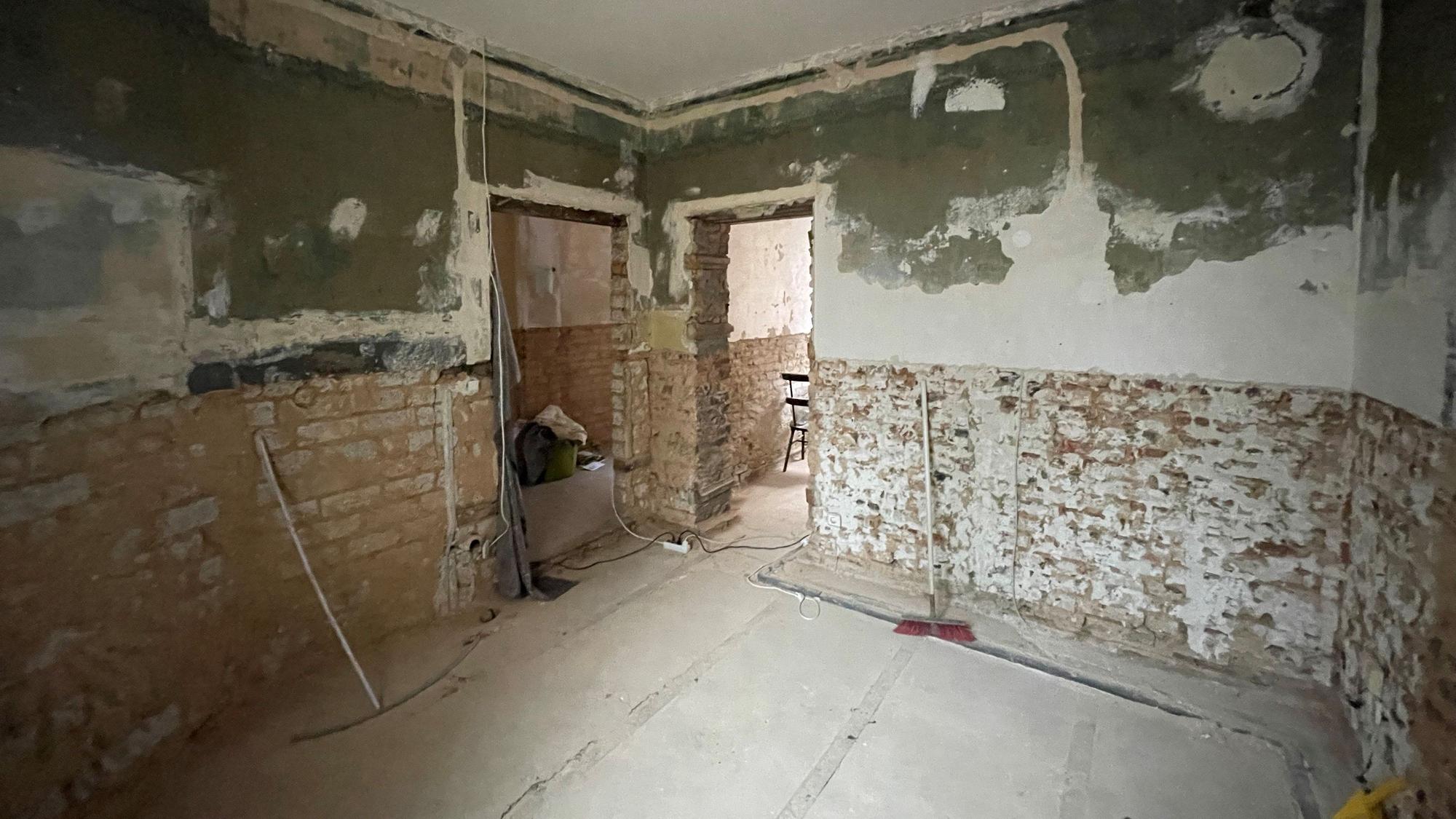 Das Foto zeigt ein entkerntes Fluthaus in Euskirchen im Dezember 2022.