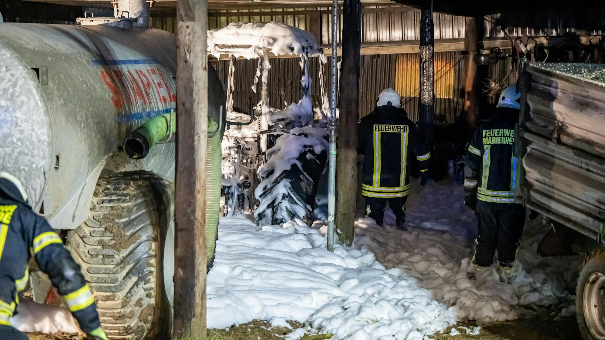 Blick auf einen ausgebrannten Traktor.