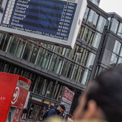 Ein Infoterminal der KVB an einem Bahnsteig, auf dem die Wartezeiten und die entfallenden Verbindungen aufgelistet sind.