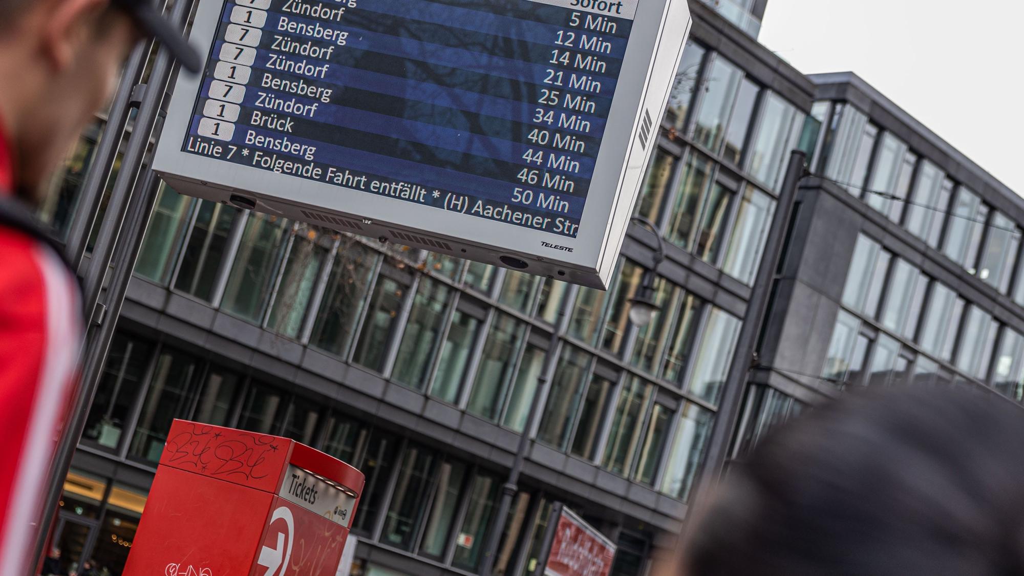 Ein Infoterminal der KVB an einem Bahnsteig, auf dem die Wartezeiten und die entfallenden Verbindungen aufgelistet sind.