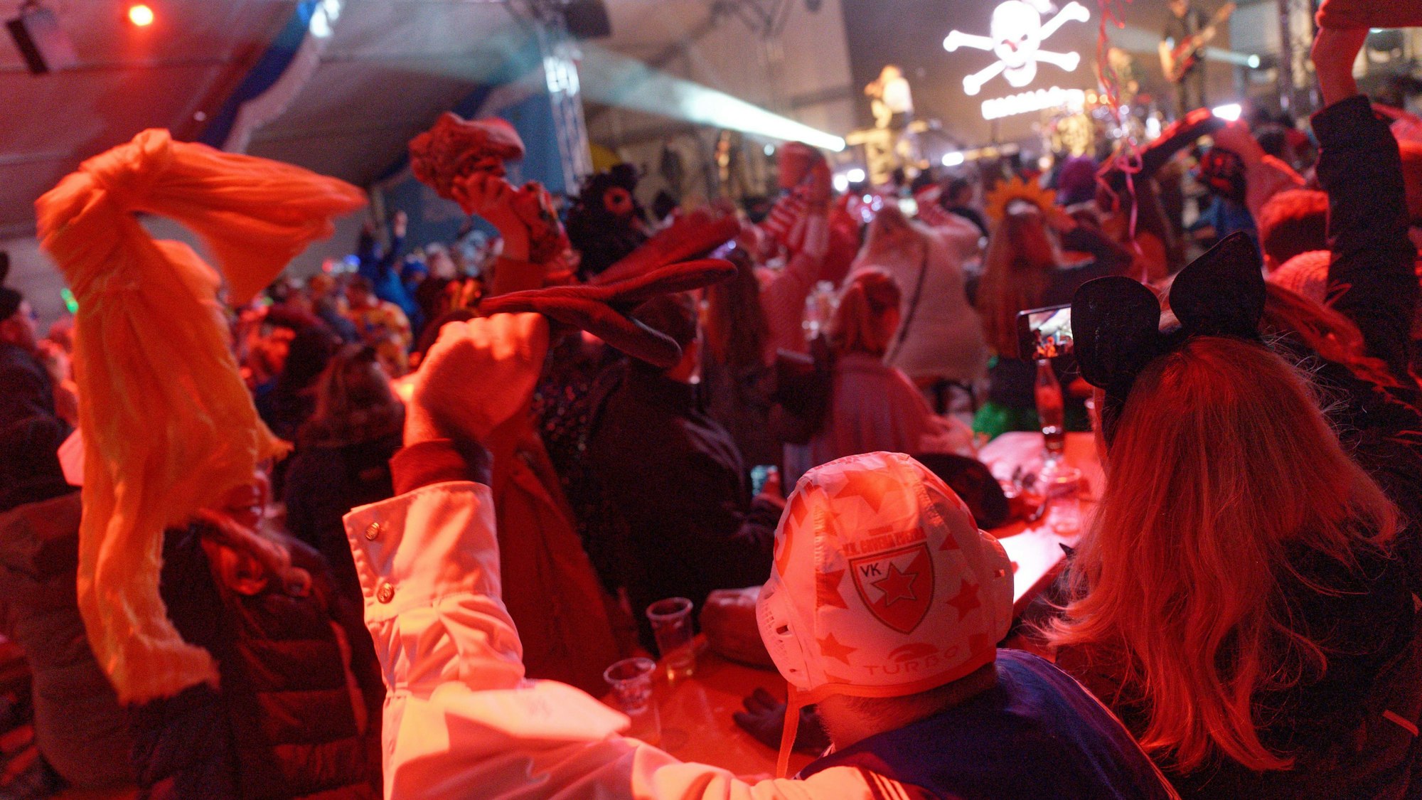 Zuschauer feiern bei einer Karnevalssitzung.