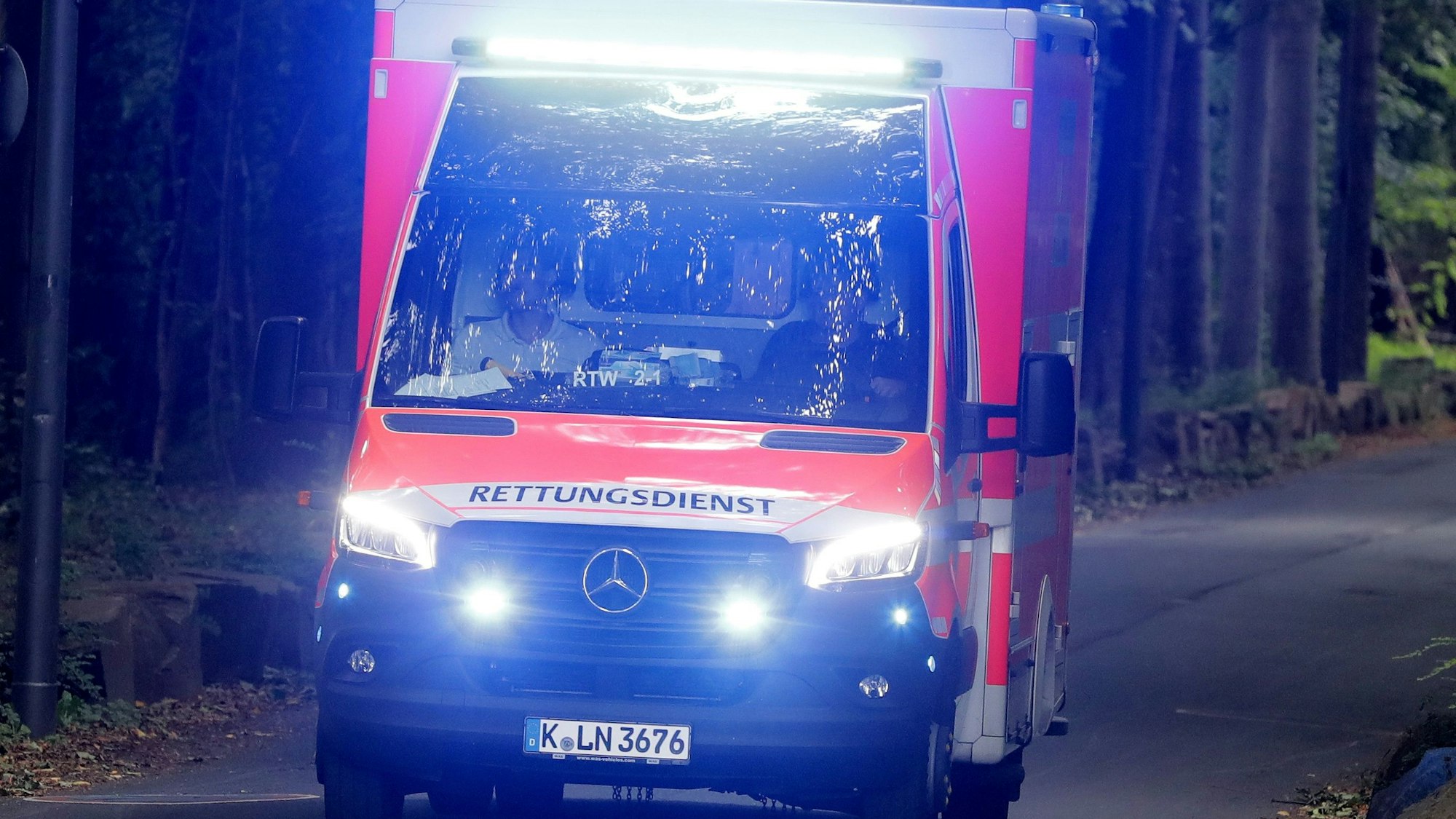 Ein Rettungswagen mit Blaulicht.