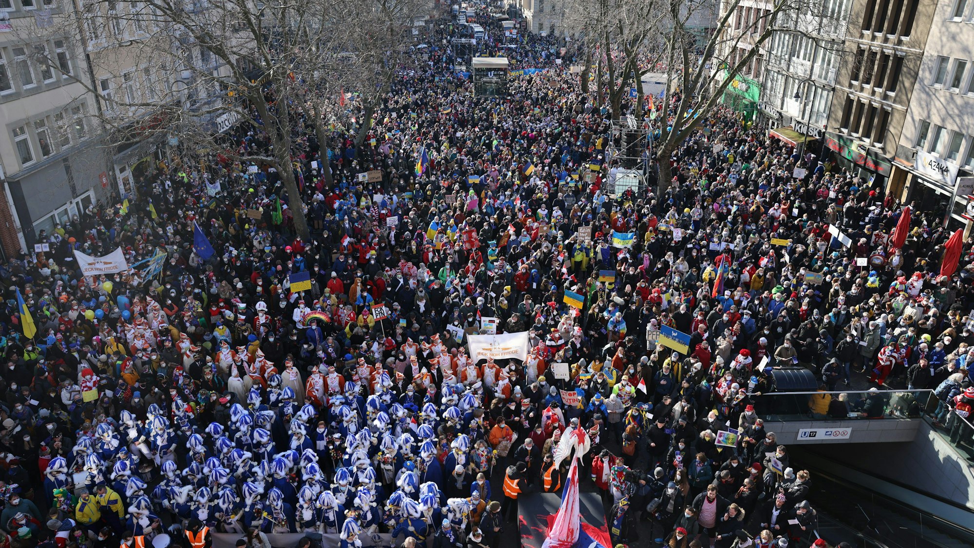 Zahlreiche Karnevalisten stehen dicht gedrängt auf dem Chlodwigplatz.