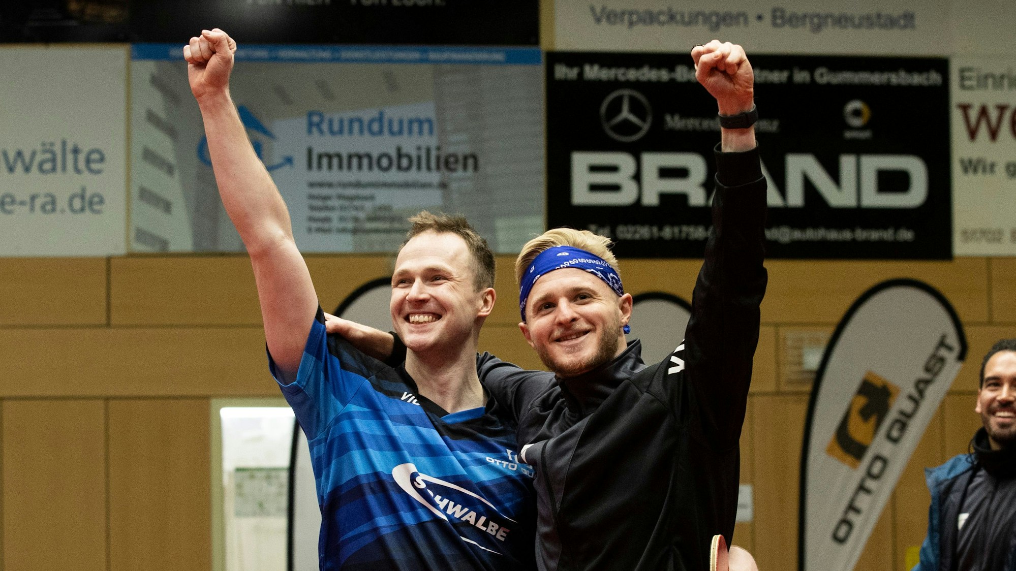 Grund zum Jubeln gab es in der 1. Herren-Bundesliga am 10. Spieltag im Dezember 2022 in Bergneustadt für Benedikt Duda und Romain Ruiz des TTC Schwalbe Bergneustadt beim 3:1-Sieg gegen Werder Bremen.