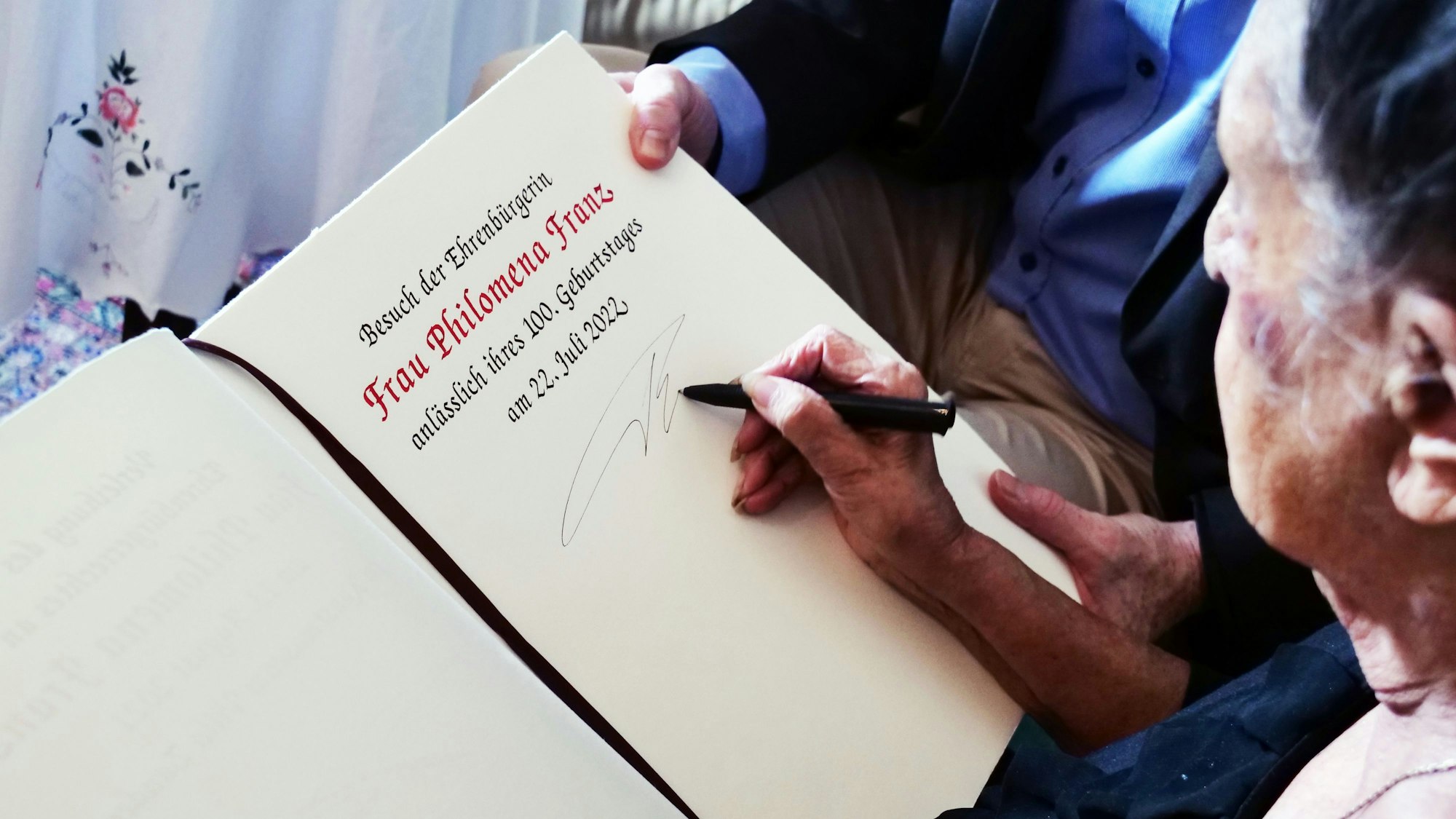 Philomena Franz trägt sich am 22. Juli zu ihrem 100. Geburtstag in das Goldene Buch der Stadt Bergisch Gladbach ein.