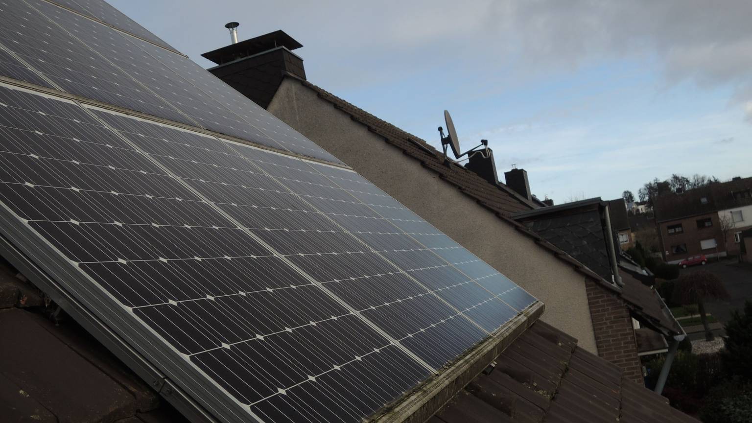 Photovoltaikanlagen auf einem Dach.