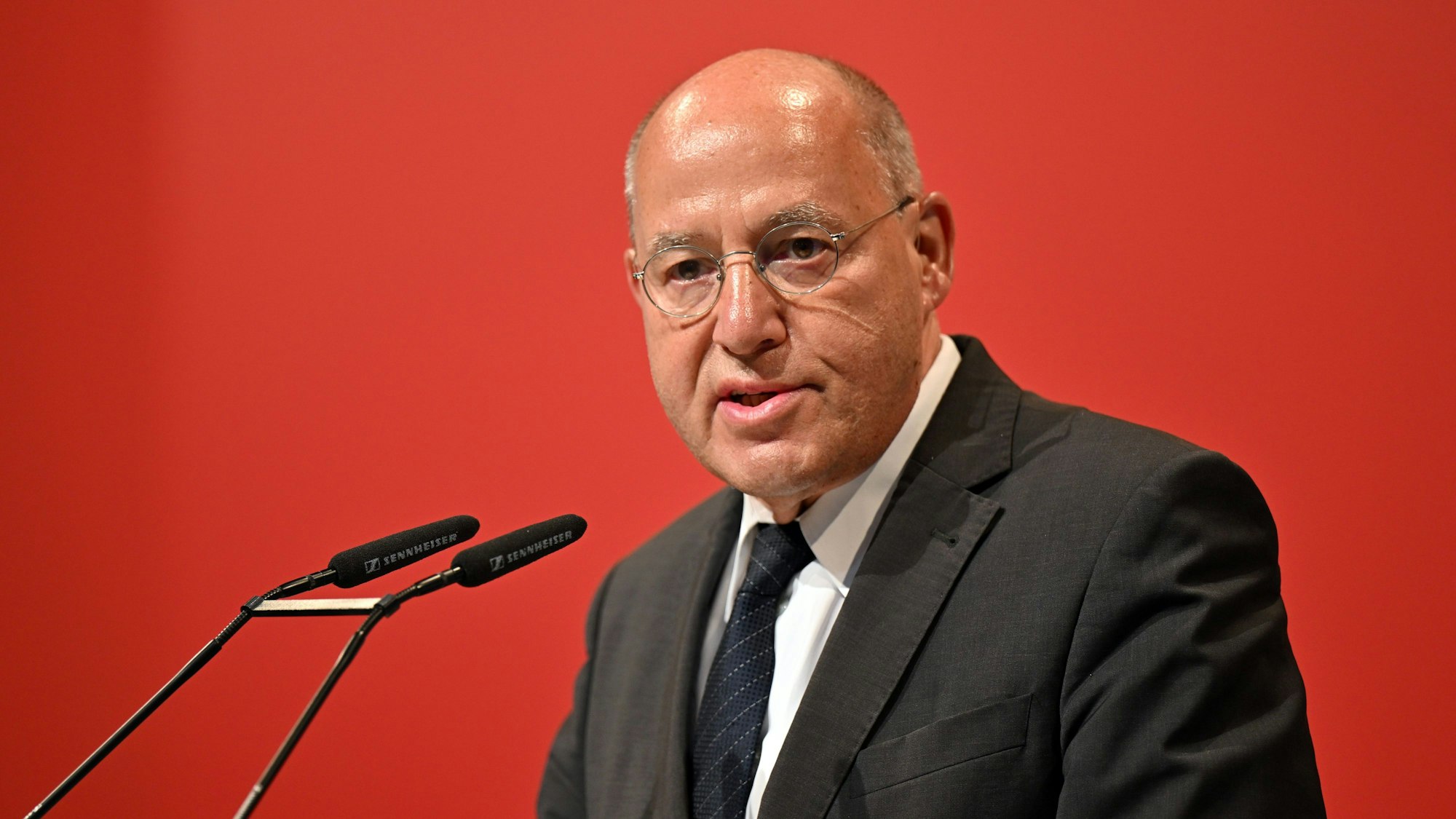 Gregor Gysi (Die Linke), Bundestagsabgeordneter, spricht zu den Delegierten beim Bundesparteitag der Linken in der Messe Erfurt.