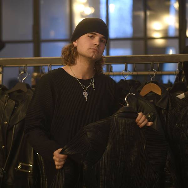 Luis Dobbelgarten trägt eine schwarze Mütze und hält eine Lederjacke in der Hand.