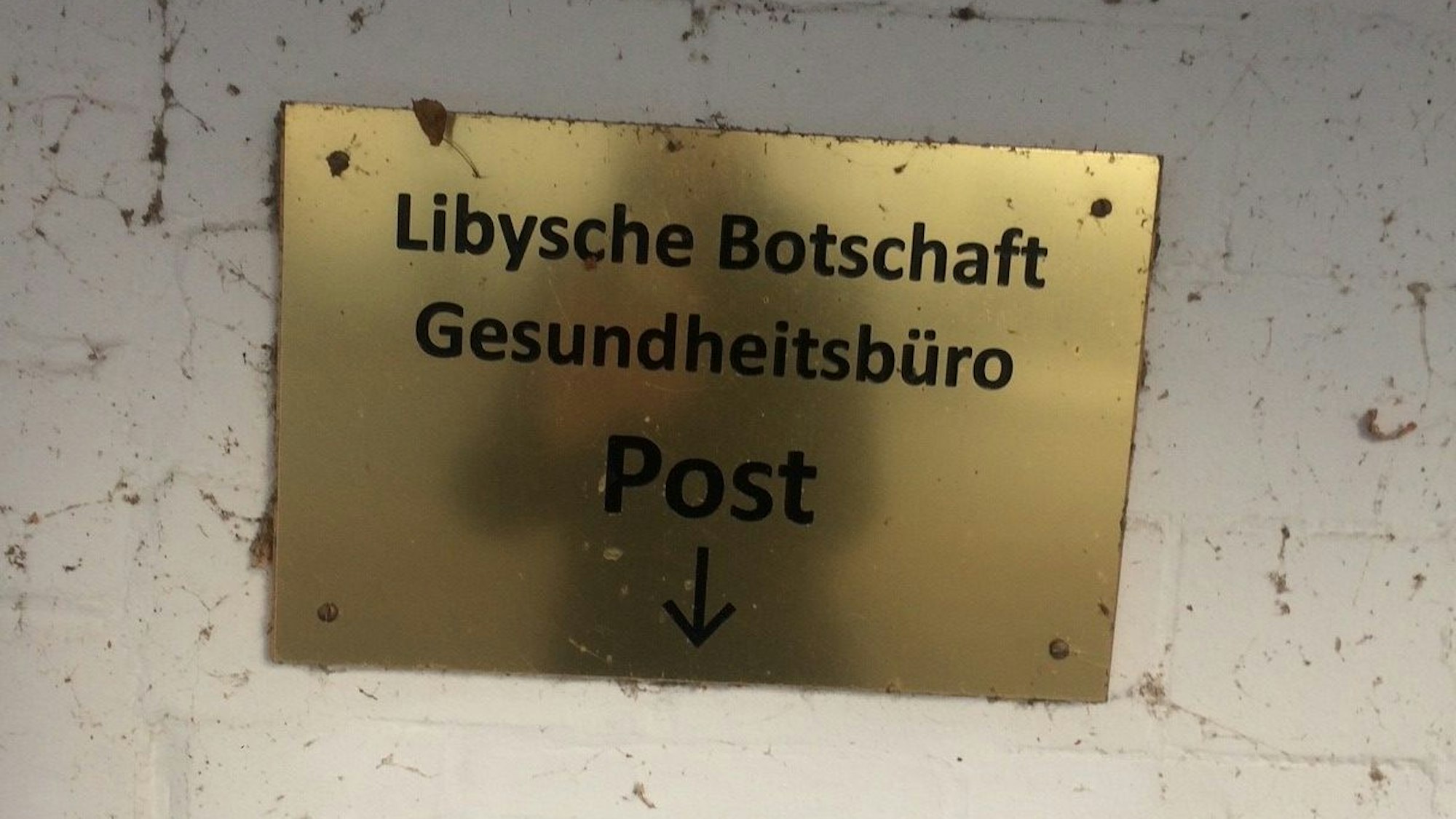 Schild mit der Aufschrift „Lybische Botschaft, Gesundheitsbüro, Post"
