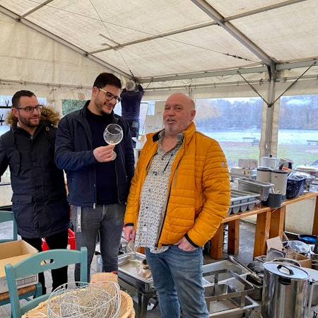 Mohamed Missaou und Anis Jurallah (l.), hier im Dezember in Brühl, hatten beim Inventar-Verkauf des Strandhaus-Pächters Alfred Burggraf (r.) Interesse an einigen Artikeln.