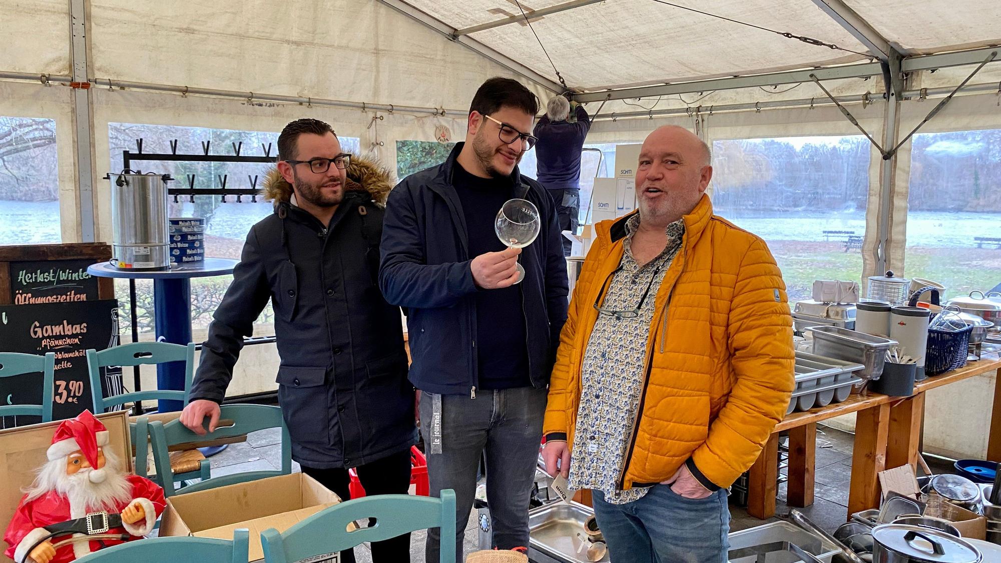 Mohamed Missaou und Anis Jurallah (l.), hier im Dezember in Brühl, hatten beim Inventar-Verkauf des Strandhaus-Pächters Alfred Burggraf (r.) Interesse an einigen Artikeln.