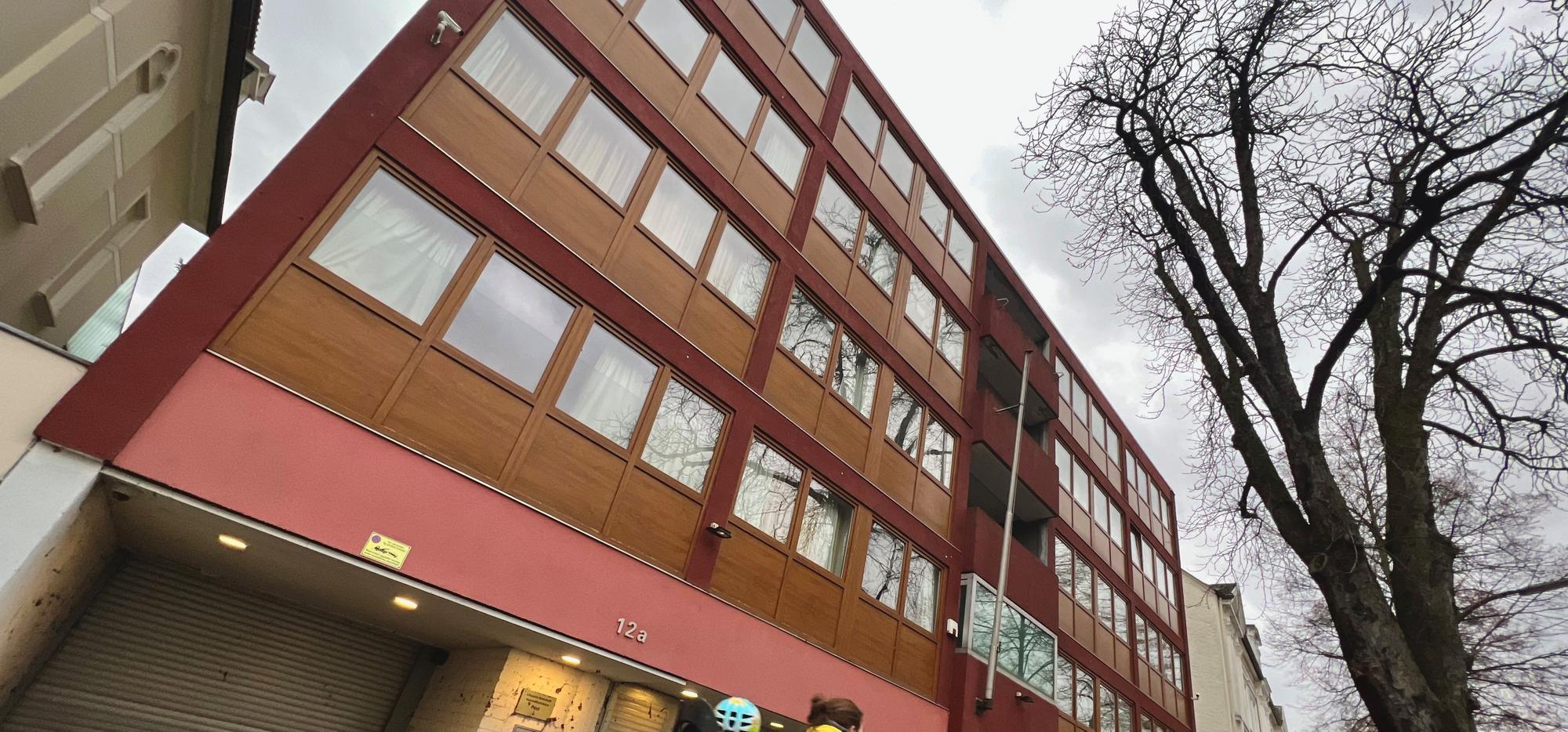 Gebäude mit brauner Fassade und vielen Fenstern in Bad Godesberg