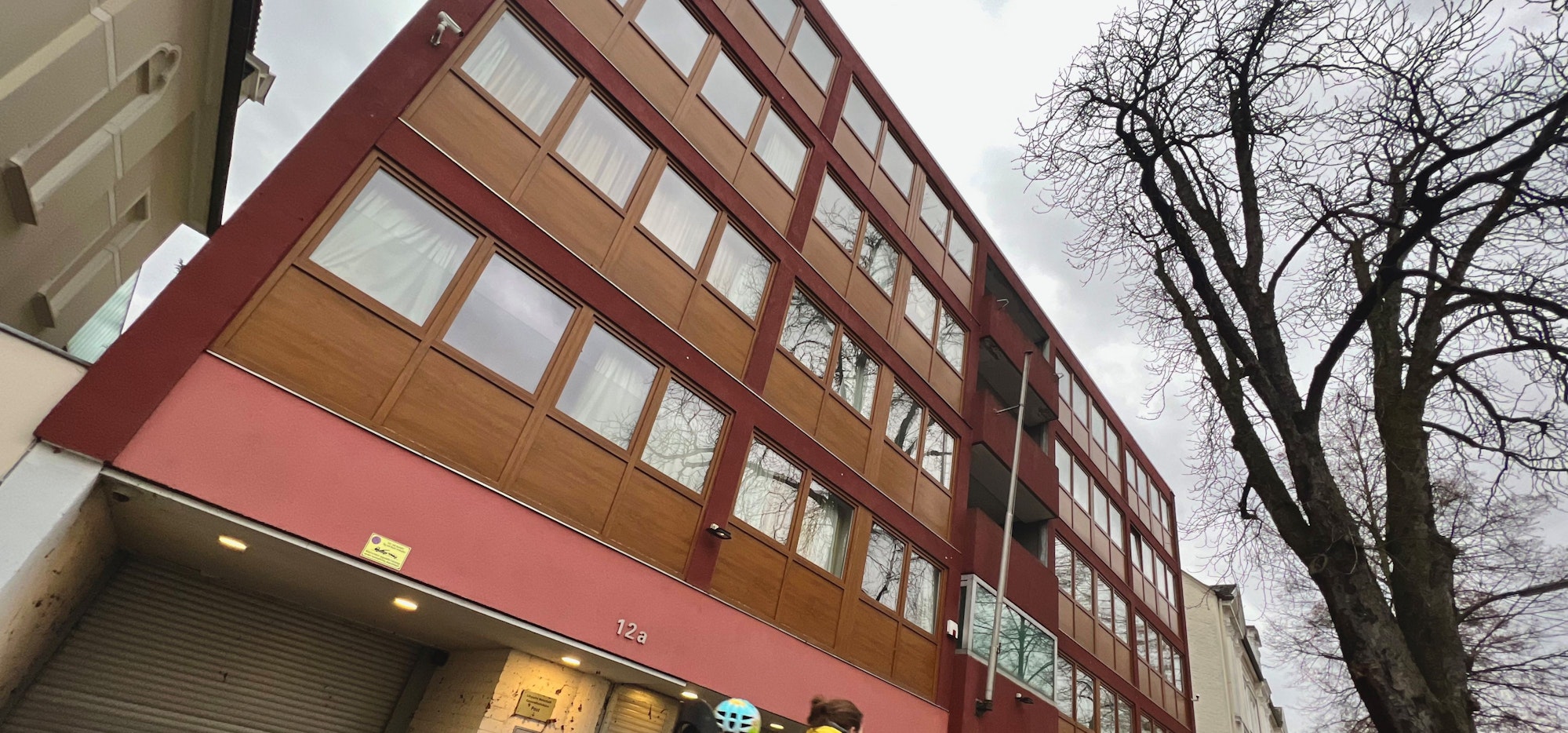 Gebäude mit brauner Fassade und vielen Fenstern in Bad Godesberg