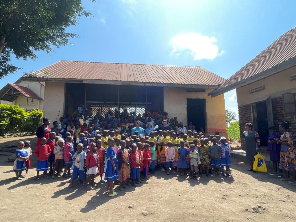 Mehr als 200 Kinder stehen vor dem Schulgebäude in Uganda.