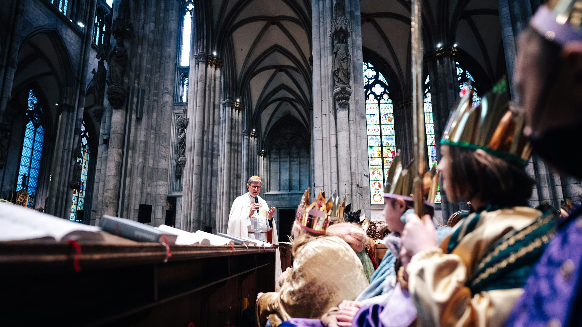 Suchte das Gespräch mit den Sternsingern: Kardinal Rainer Maria geht durch den Mittelgang und spricht einzelne Kinder an, die sich gemeldet haben.