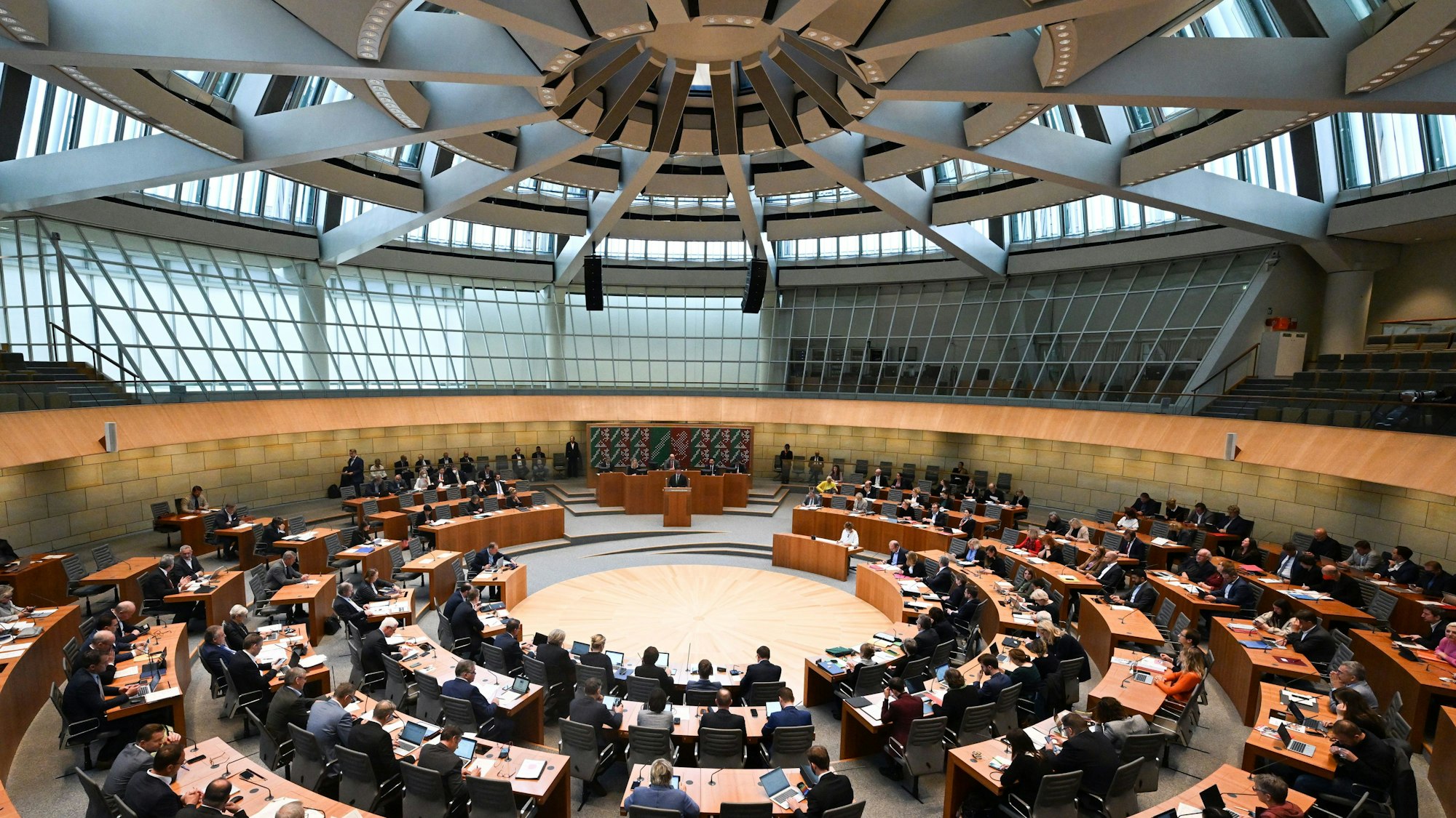 Hier könnte es am Dienstag heiß werden: der NRW-Landtag in Düsseldorf