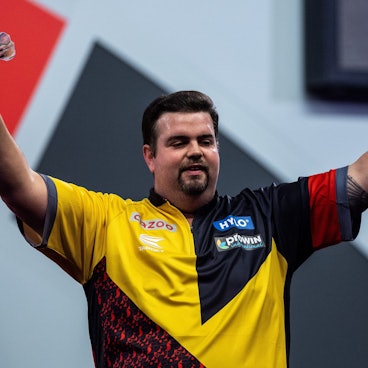 Gabriel Clemens feiert seinen Sieg im Alexandra Palace.