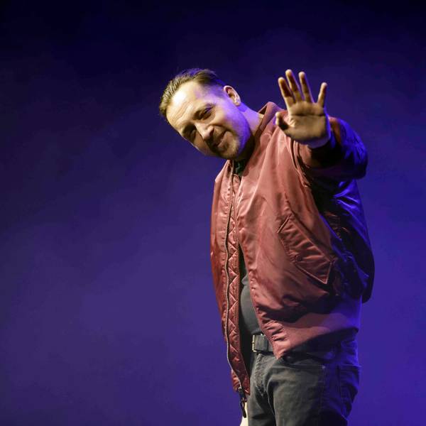 Rapper Danger Dan winkt auf seinem Konzert im Theater am Tanzbrunnen Köln in die Kamera.