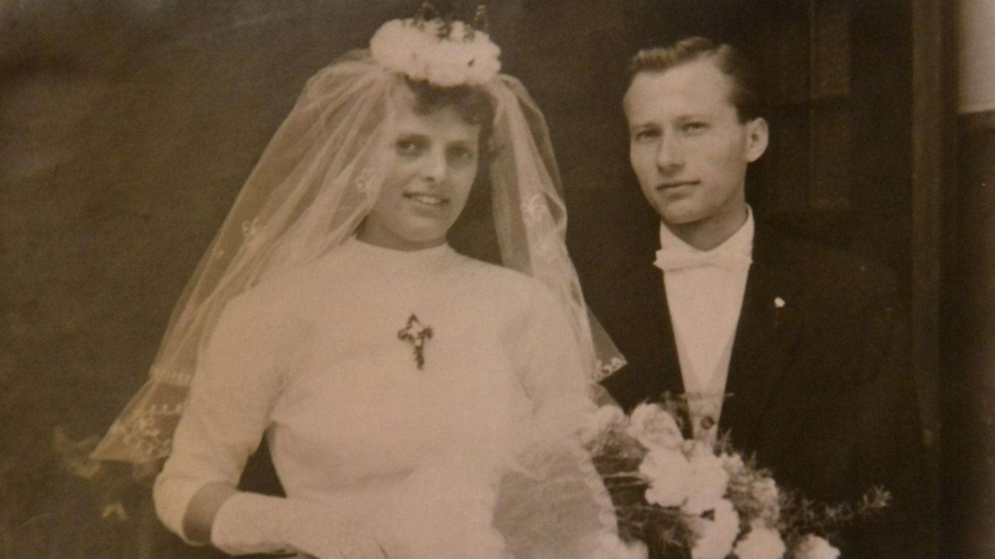 Auf einem alten Bild in schwarz-weiß ist das Paar in ihrer Hochzeits-Kleidung zu sehen.