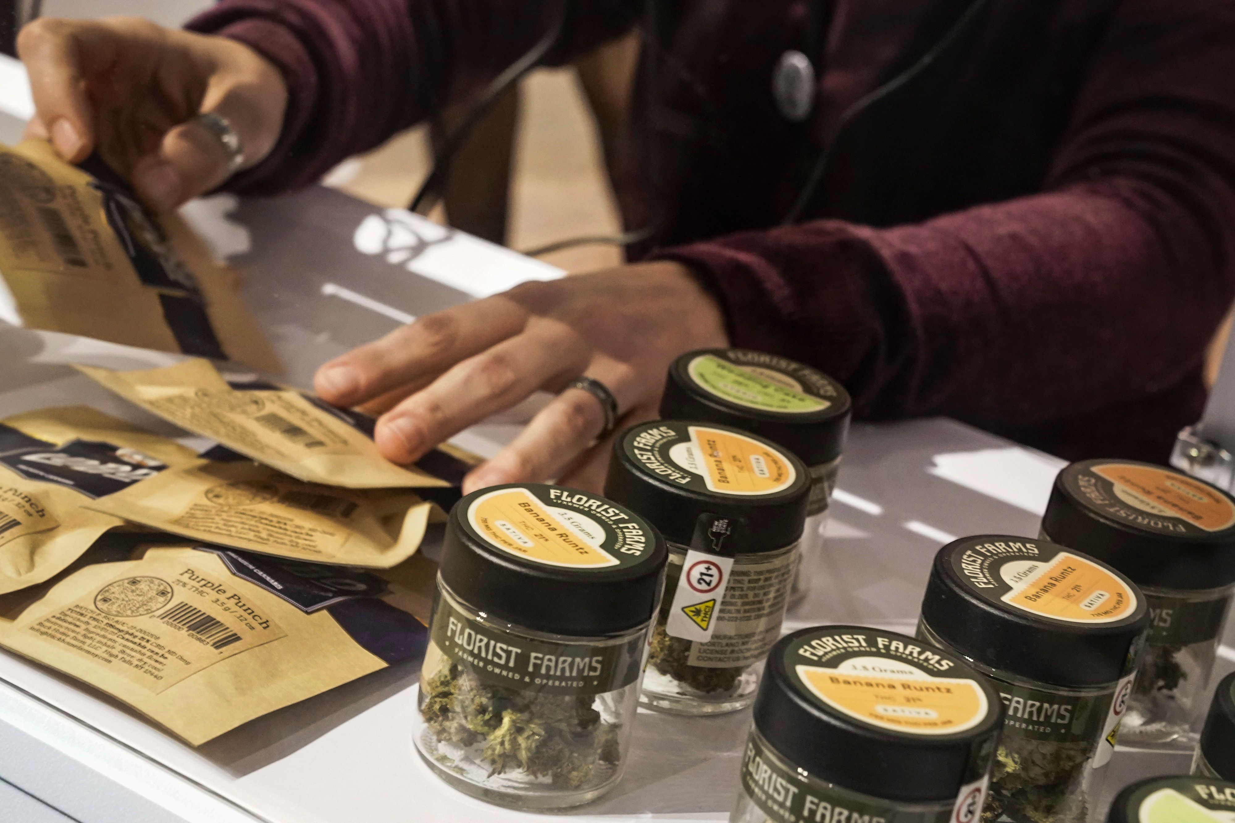Ein Vertriebsmitarbeiter lagert Cannabisprodukte bei Housing Works, der ersten legalen Cannabisausgabestelle in New York.