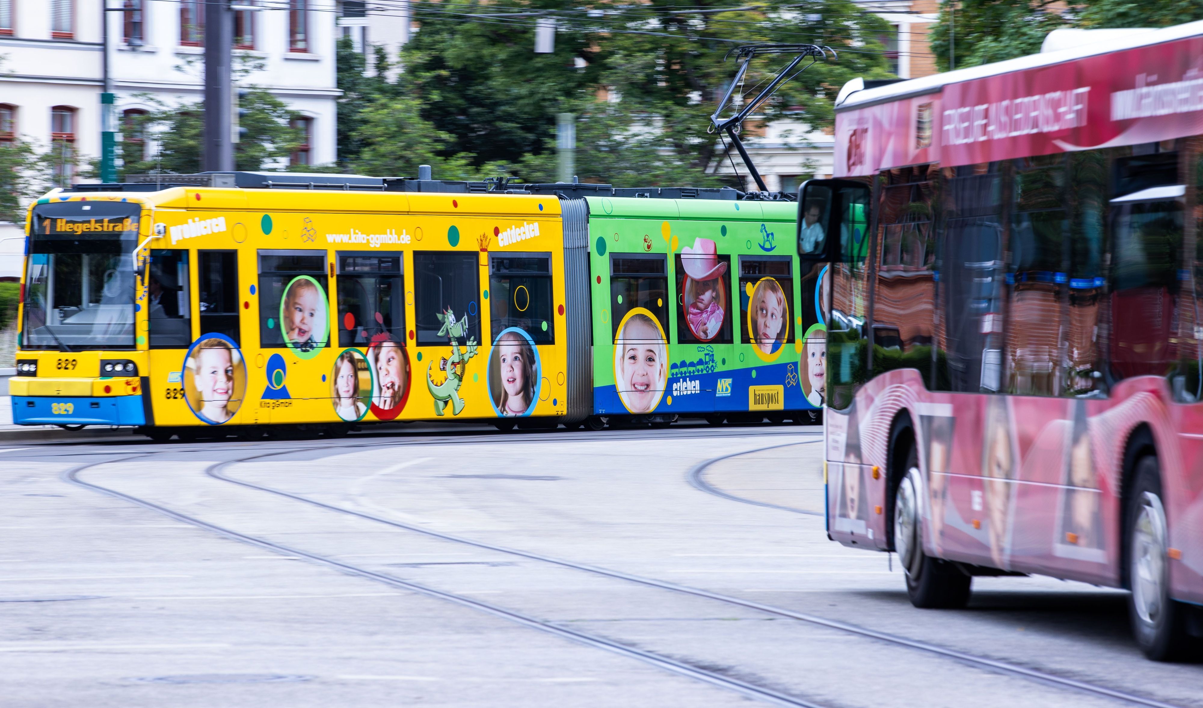 Eine Straßenbahn sowie ein Linienbus.