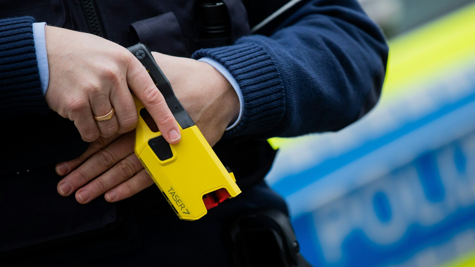 Ein Polizeibeamter demonstriert ein Distanzelektroimpulsgerät (DEIG oder auch Taser) im Trainingsmodus ohne scharfe Munition. (Symbolbild)