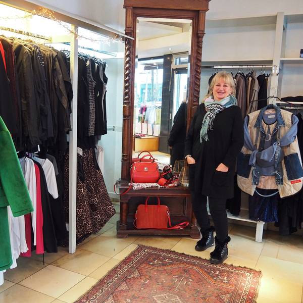 Anni König steht in ihrem Modeladen in der Merowingerstraße.