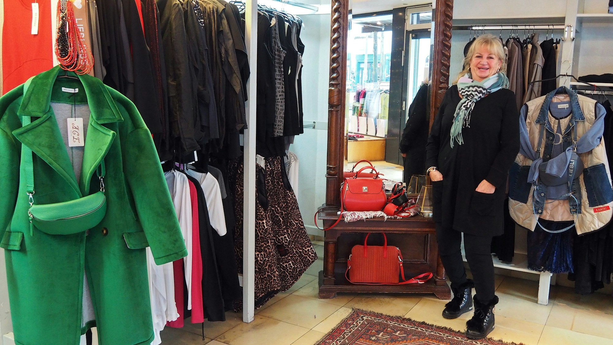 Anni König steht in ihrem Modeladen in der Merowingerstraße.