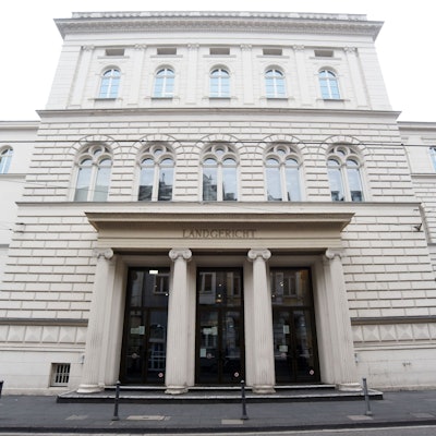 hohes weißes Gebäude mit großen Eingangstüren