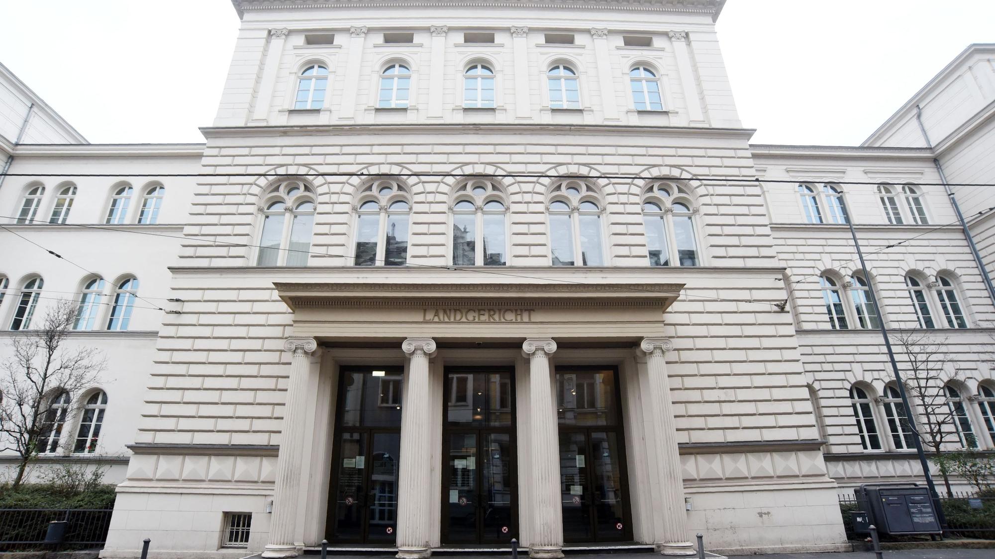 hohes weißes Gebäude mit großen Eingangstüren