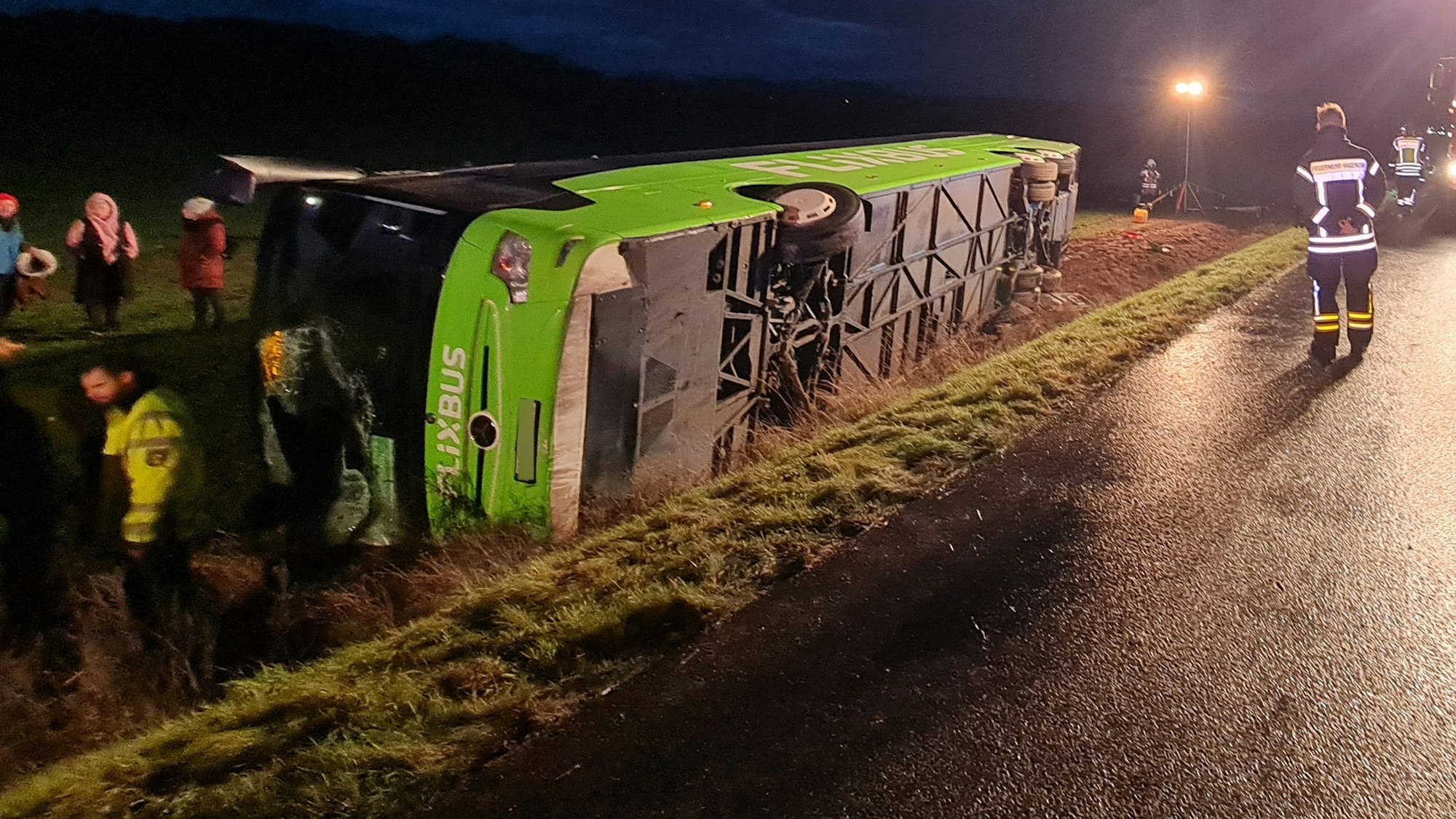 Der verunglückte Flixbus auf der A24 bei Hagenow