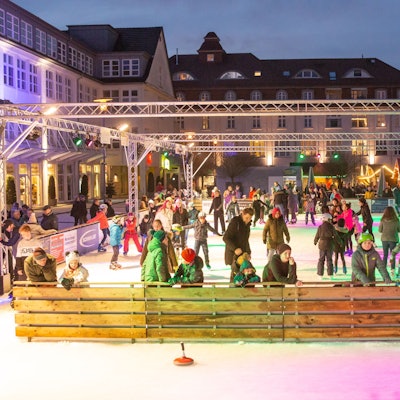 Wo es früher eine Eisfläche gab, rutschen die Bergneustädter bald auf Spezial-Kunststoff.