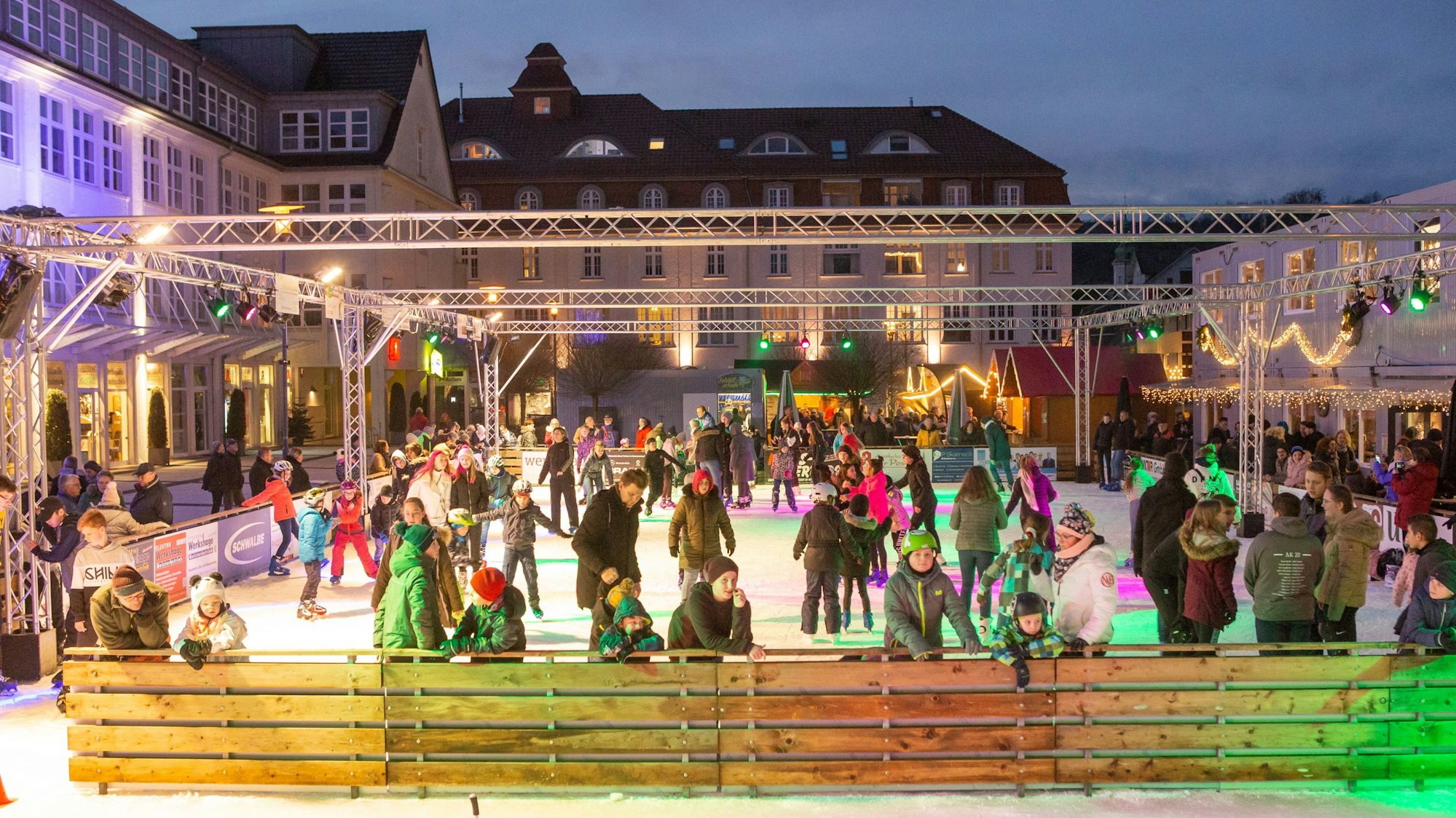 Wo es früher eine Eisfläche gab, rutschen die Bergneustädter bald auf Spezial-Kunststoff.