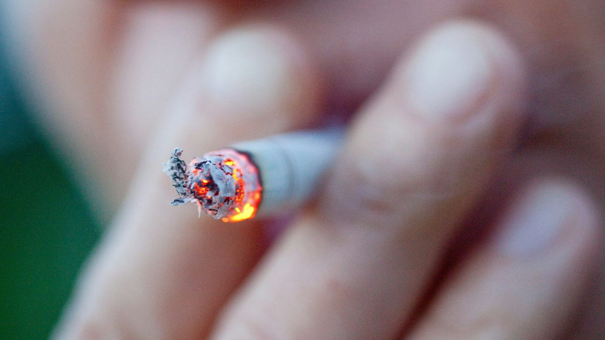 Eine Frau raucht eine Zigarette. (Symbolbild)