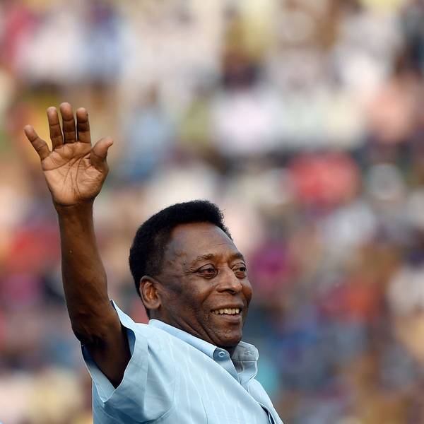 Fußball-Star Pelé winkt seinen Fans bei einem Spiel jugendlicher Fußballspieler zu.