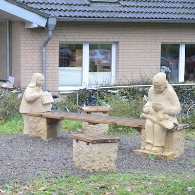 Das Foto zeigt Skulpturen am Verwaltungsgebäude der Guten Hand in Biesfeld.